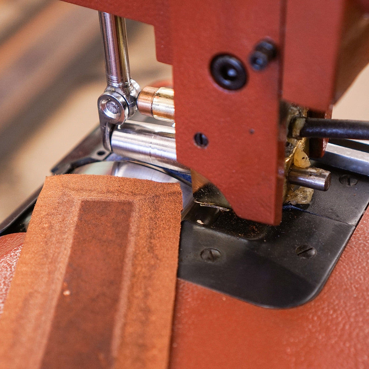 527-1001.SLC.04.jpg Cobra NP-10 Bell Knife Skiver w/ Stand Image