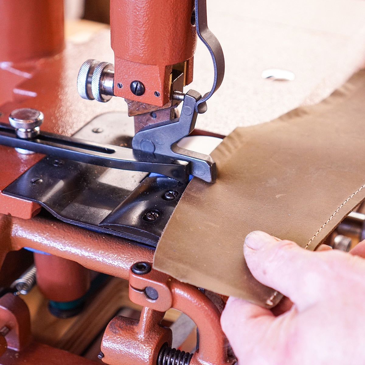 527-0401.SLC.03.jpg Cobra NP-4 Bell Knife Skiver w/ Stand Image