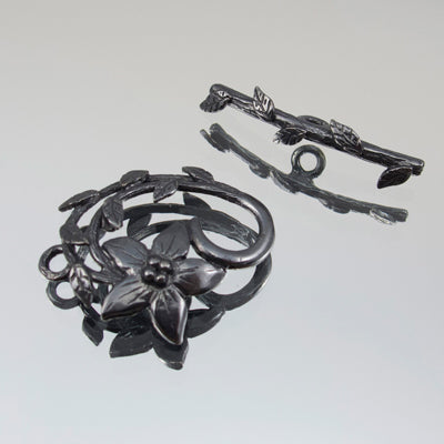 45-692313.SLC.jpg 23mm Floral Vine Toggle - Gunmetal Image
