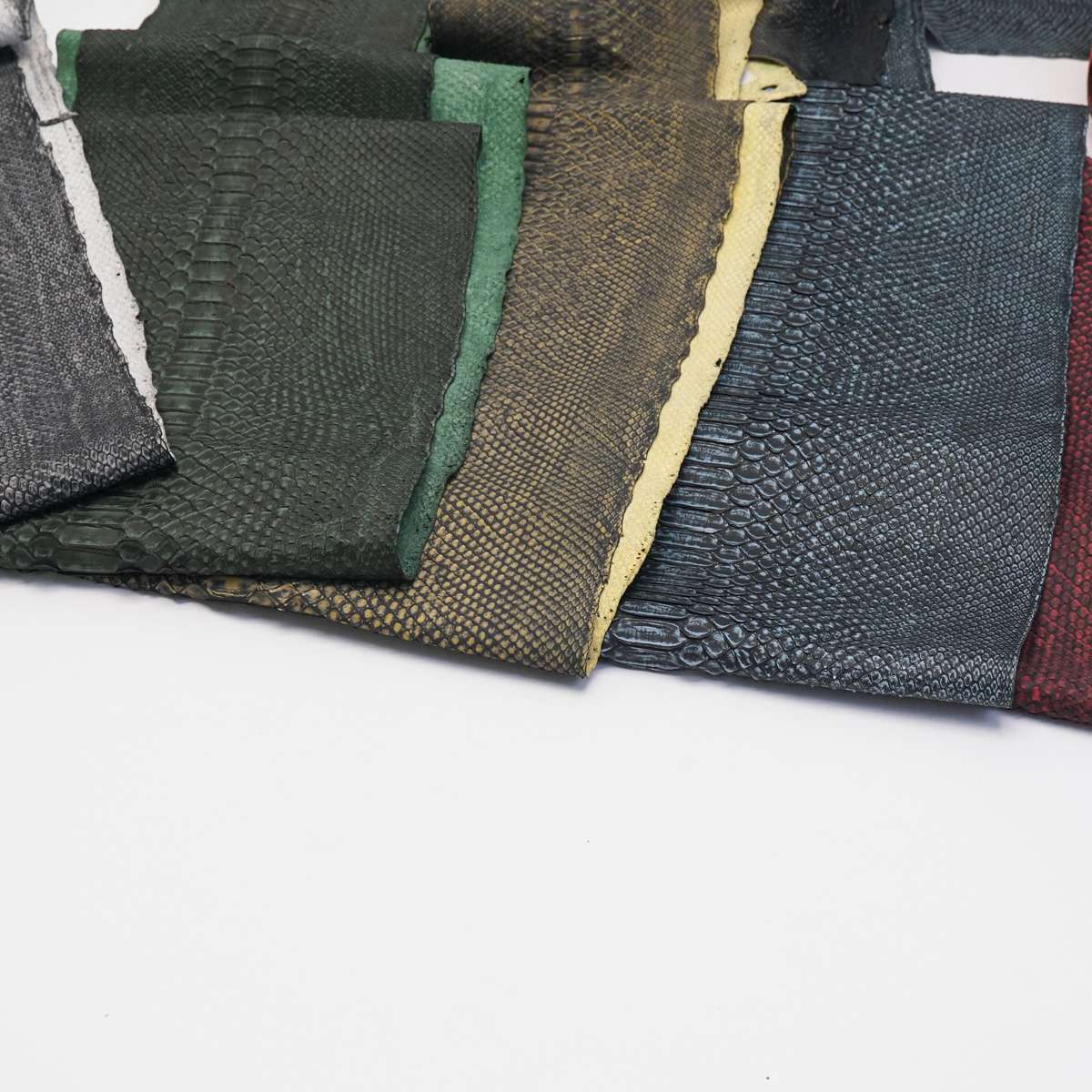 SPSKN.SLC.default.01.jpg Safari Python Skin Image